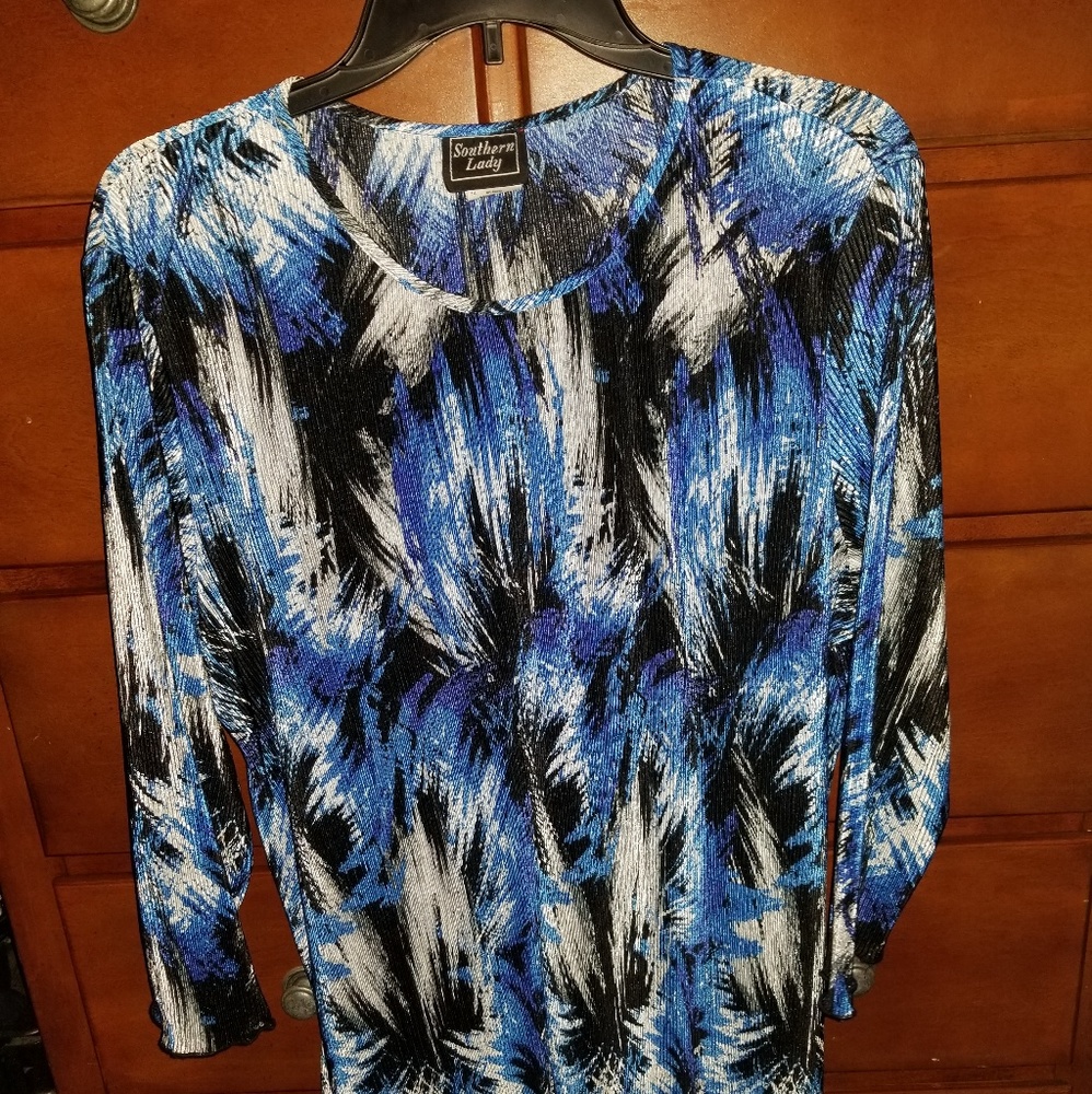 Long sleeve dressy top! Figure flattering!